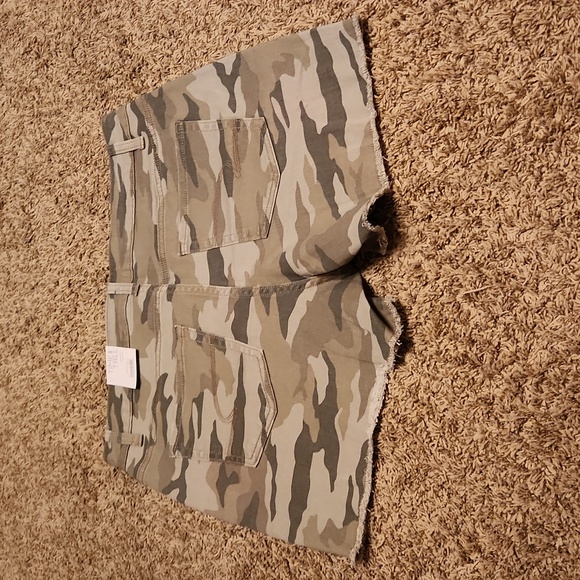 Time and Tru Relaxed Fit High Rise Camo Shorts 4" inseam - Picture 6 of 9